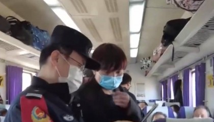 男子找到乘务员借奶粉，被识破孩子是买来的，网友：买卖同罪