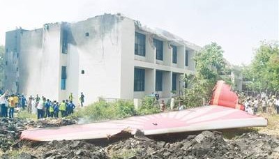 印度一客机起飞时坠毁