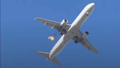 美国航空一客机在空中发动机起火冒烟！乘客回忆：每一次爆裂听起来都像枪声