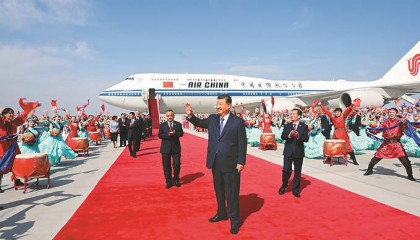 习近平率中央代表团抵达乌鲁木齐出席新疆维吾尔自治区成立70周年庆祝活动