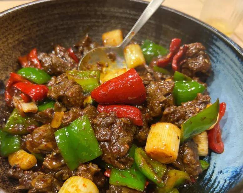 用芋头做一道下饭菜，芋头红烧肉