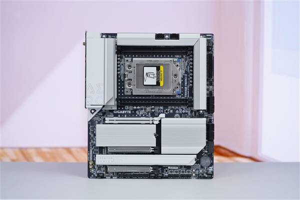 最强桌面CPU座驾！技嘉TRX50 AERO D主板图赏
