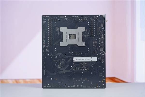 最强桌面CPU座驾！技嘉TRX50 AERO D主板图赏