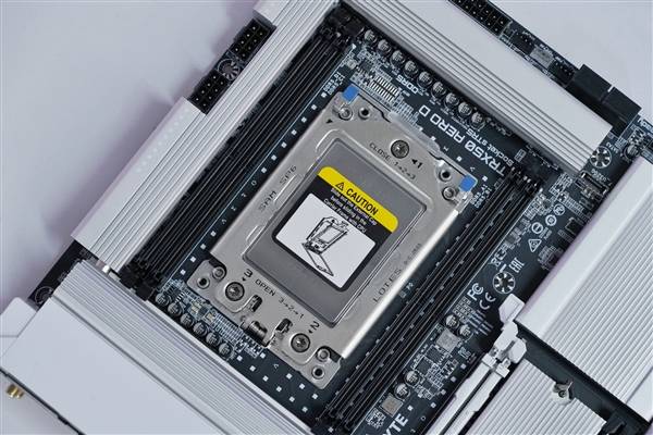 最强桌面CPU座驾！技嘉TRX50 AERO D主板图赏
