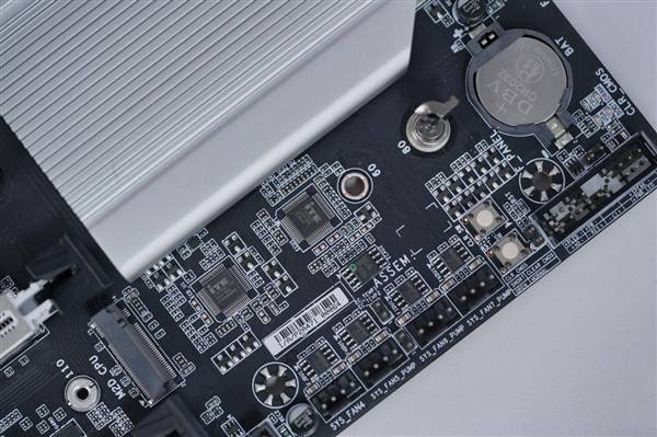 最强桌面CPU座驾！技嘉TRX50 AERO D主板图赏