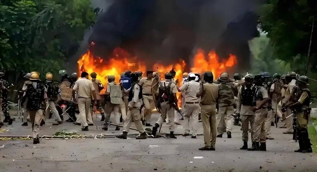 印度大军虎视眈眈!巴铁向中国借钱,开口就是100亿,这钱能借吗?