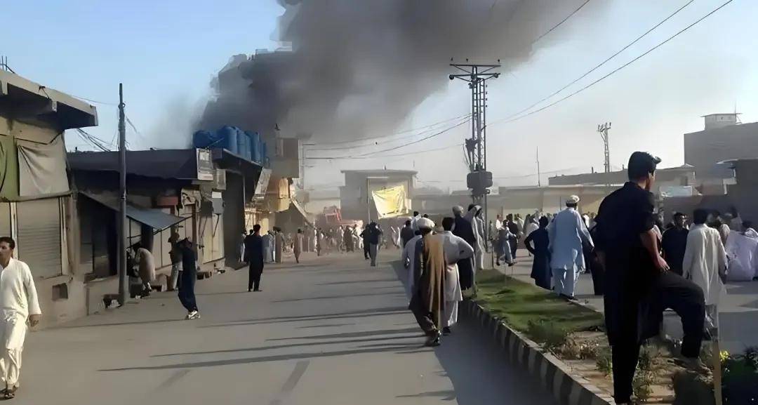 印度大军虎视眈眈!巴铁向中国借钱,开口就是100亿,这钱能借吗?